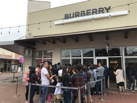 絕對要搶！BURBERRY換季折扣下殺5折 經典款風衣、圍巾都特 